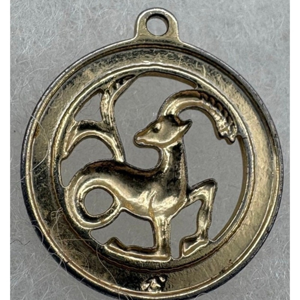 Gold Tone Capricorn Zodiac Pendant 1" Vintage Style Astrology Charm‎ - Picture 2 of 3